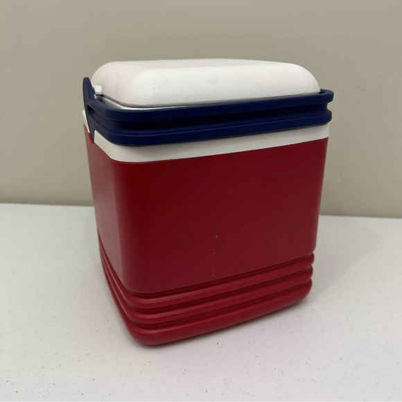 Vintage Igloo Beverage Cube Red 1 Gal/3.8 L Hot Cold Chest Cooler Made in USA - Picture 4 of 14